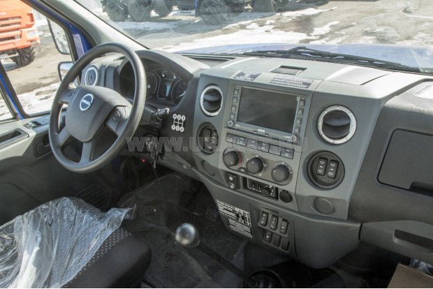 Приборная панель в кабине водителя