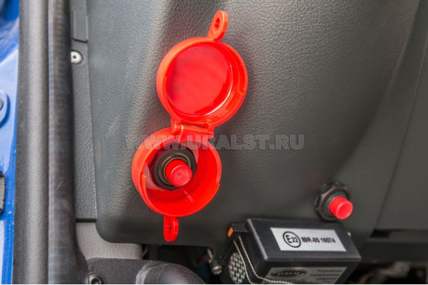 Кнопка отключения массы в кабине водителя