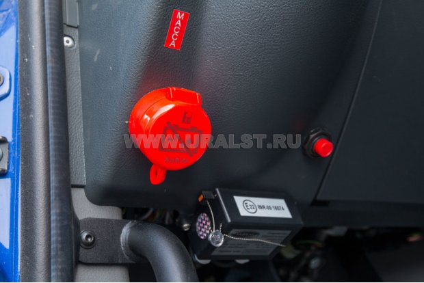 Кнопка отключения массы в кабине водителя