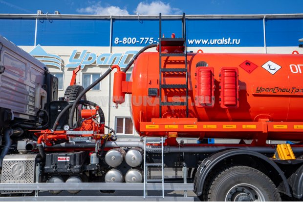 Лестница на площадку обслуживания цистерны