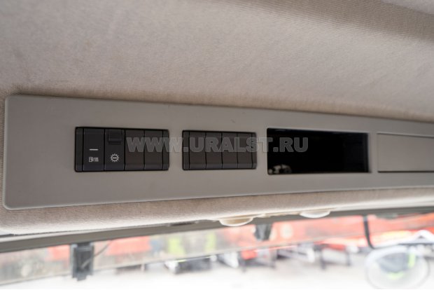 Клавиши управления на верхней панели кабины