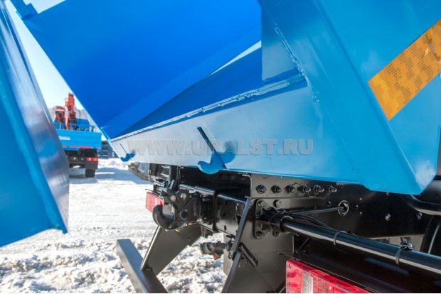 Система автоматического запирания заднего борта