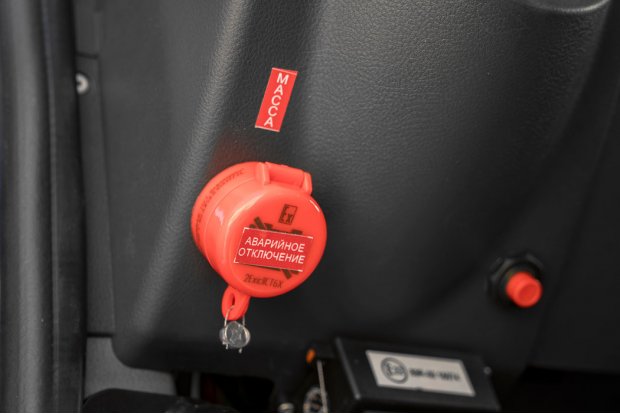 Кнопка отключения массы в кабине водителя