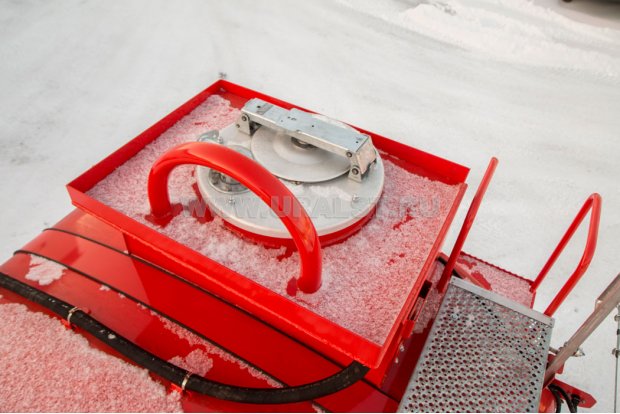 Заливная горловина цистерны с экологическим коробом