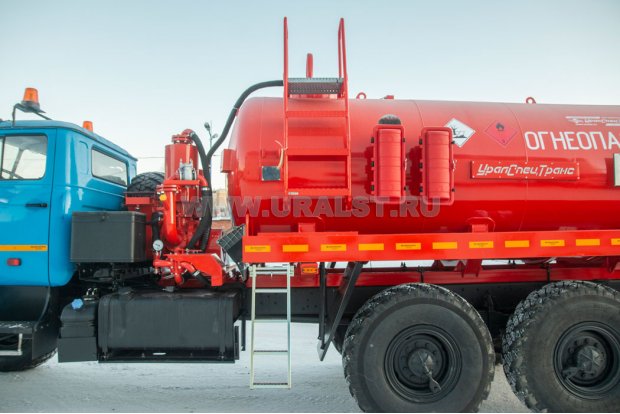 Лестница на площадку обслуживания