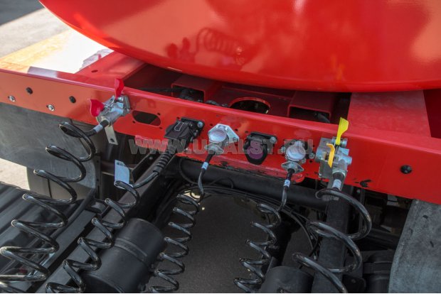 Разъемы для соединения электросистемы и пневмосистемы полуприцепа и тягача