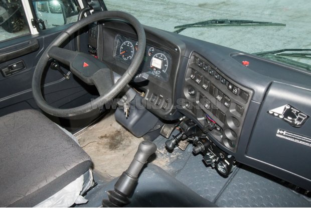 Приборная панель в кабине водителя