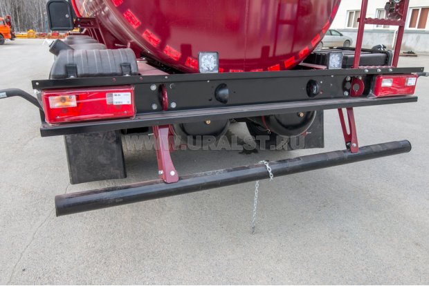 Заднее защитное устройство