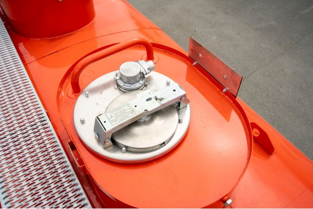 Заливная горловина цистерны