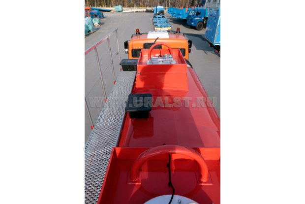 Заливные горловины цистерны