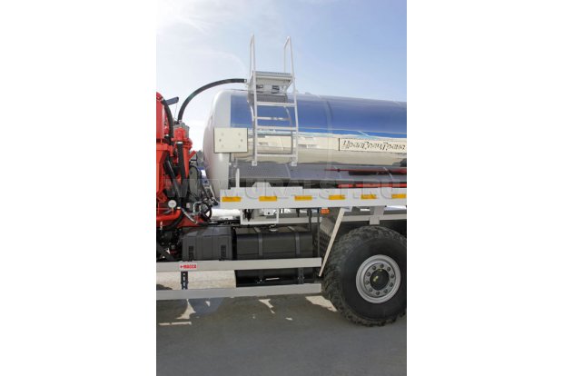 Лестница для обслуживания заливной горловины цистерны