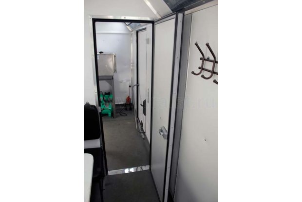 Распашная дверь между отсеками прицепа фургона