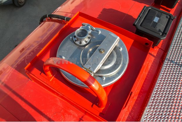 Люк цистерны нефтевоз