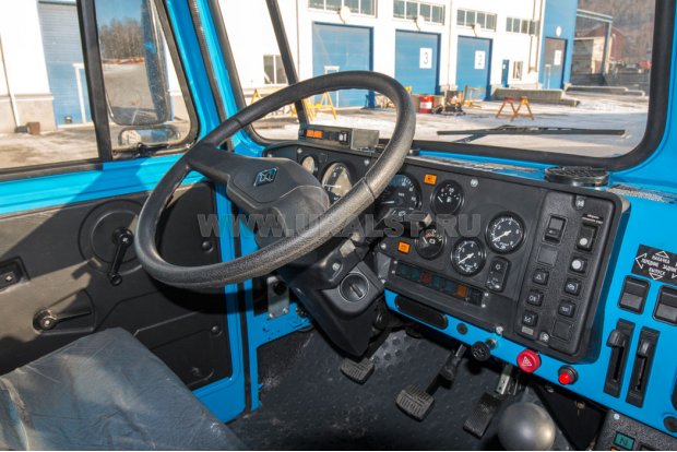 Приборная панель в кабине водителя