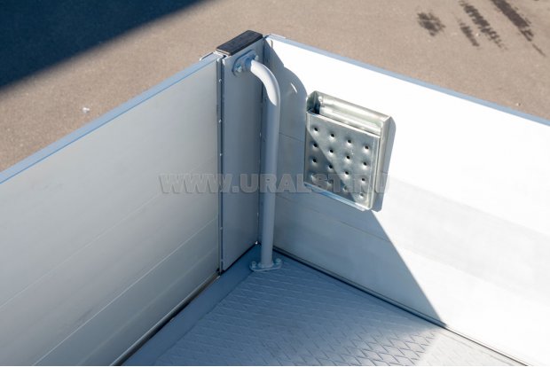 Складная ступень и поручень для подъема на бортовую платформу