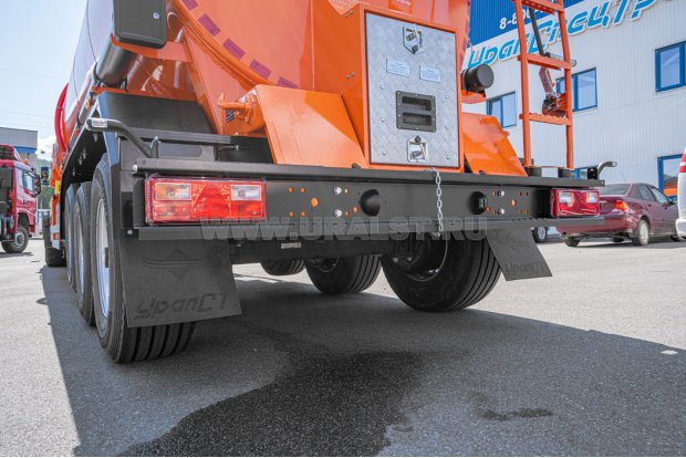 Заднее защитное устройство