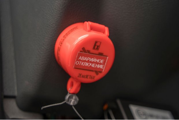 Кнопка отключения массы в кабине водителя