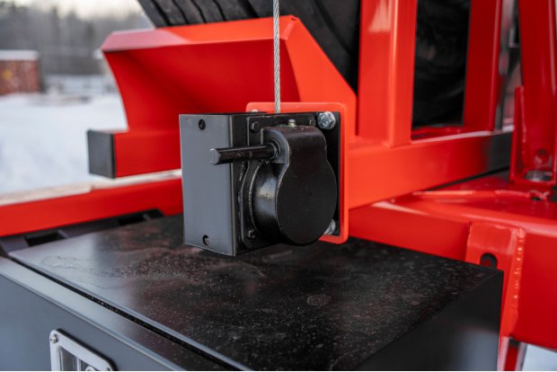 Лебедка запасного колеса