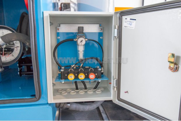 Блок пневмоуправления донным клапаном и манометр