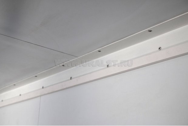 Кузов-фургон бескаркасного типа из сэндвич-панелей