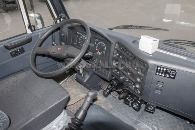 Приборная панель в кабине водителя