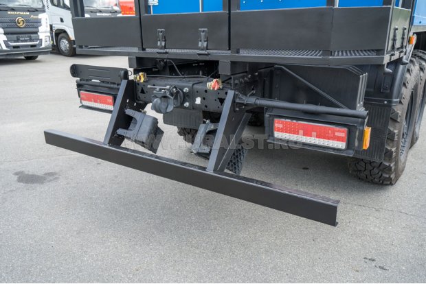 Заднее защитное устройство