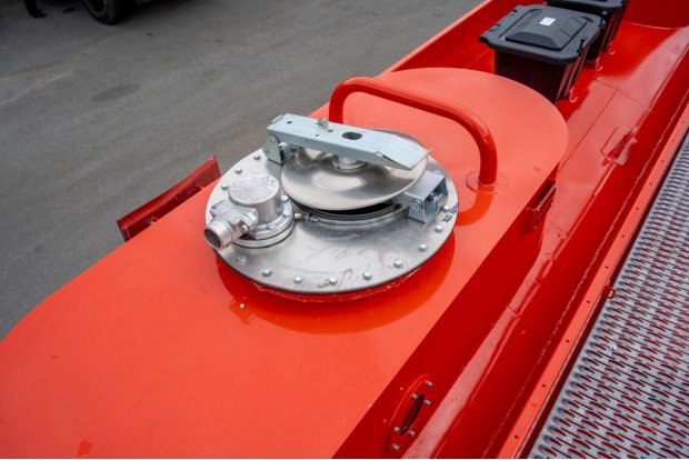 Заливная горловина цистерны