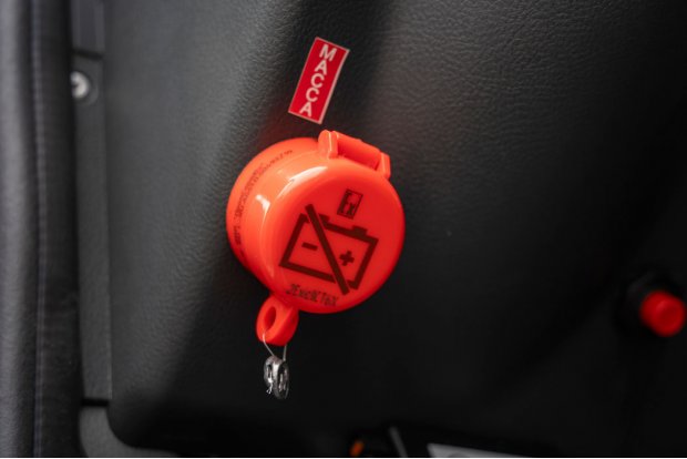 Кнопка отключения массы в кабине по ДОПОГ