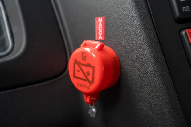 Кнопка отключения массы в кабине водителя