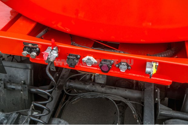 Разъемы для соединения электросистемы и пневмосистемы полуприцепа и тягача