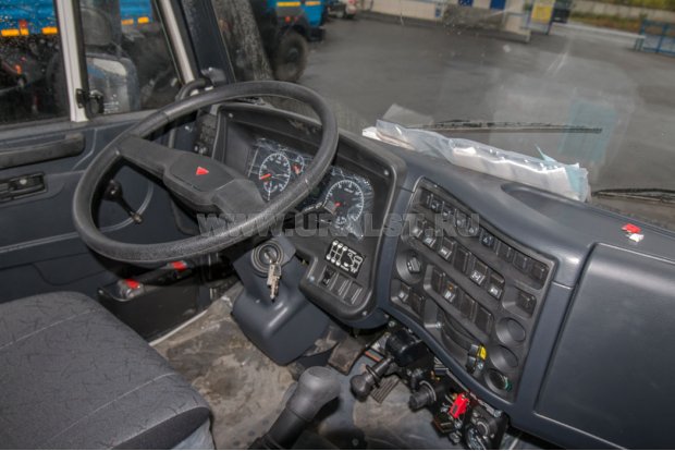 Приборная панель в кабине водителя