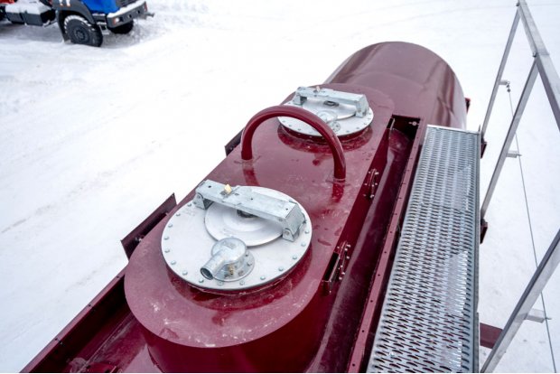 Заливная горловина цистерны