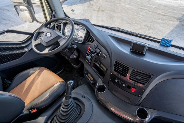 Приборная панель в кабине водителя