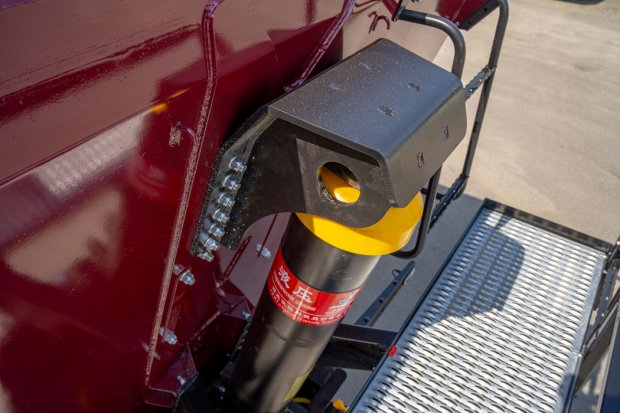 Крепление гидроцилиндра