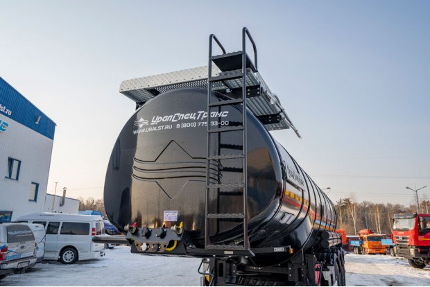 Лестница для подъема на площадку обслуживания