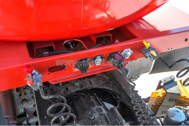 Разъемы для соединения электросистемы и пневмосистемы полуприцепа и тягача