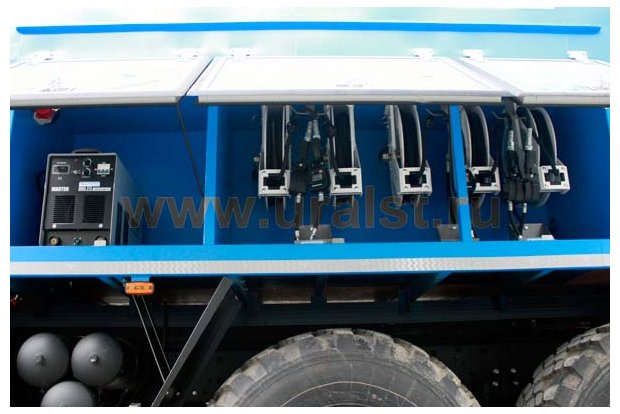 Отсеки-ниши кузова-фургона маслостанции