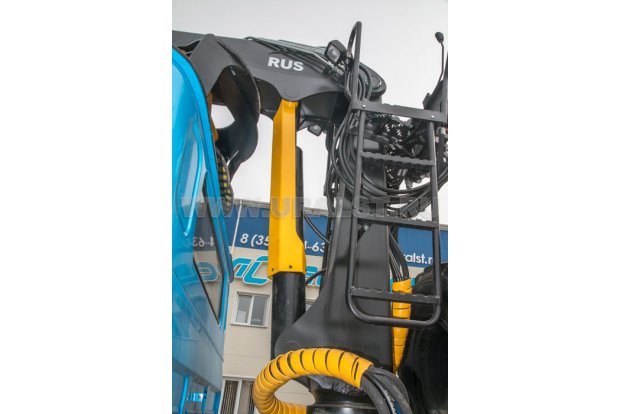 Лестница к колонне крана