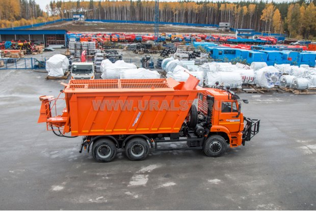 Самосвал Камаз с пескоразбрасывающим оборудованием
