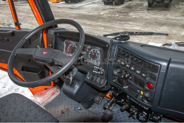 Приборная панель в кабине водителя