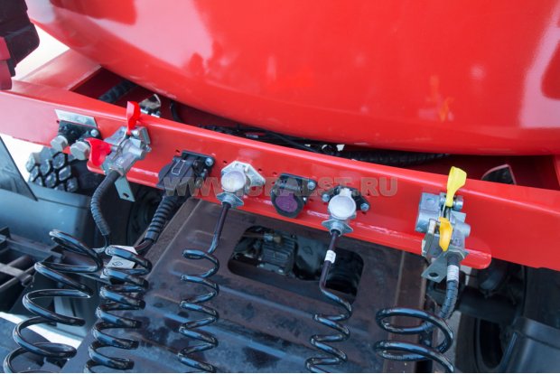 Разъемы для соединения электросистемы и пневмосистемы полуприцепа и тягача