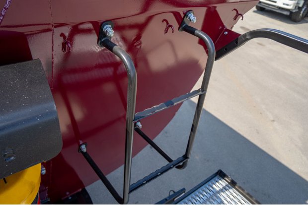 Лестница для подъма в кузов самосвальной платформы