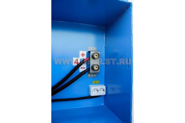 Двойная розетка 220В в нише для барабанов со сварочным кабелем
