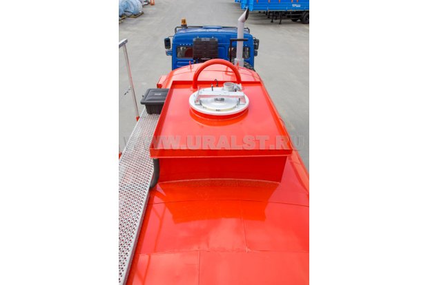 Заливная горловина цистерны