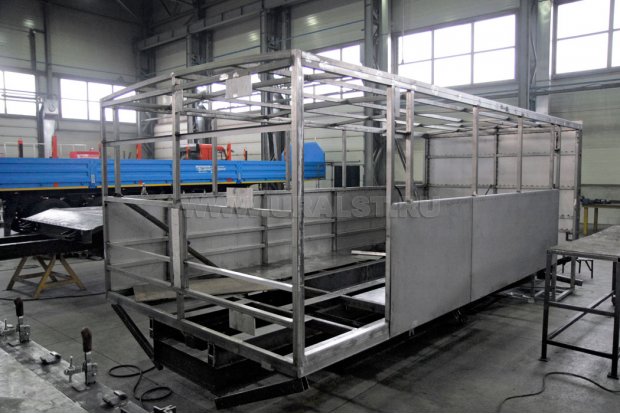 Каркас вахтового автобуса. Обшивка цельными панелями из нержавейки