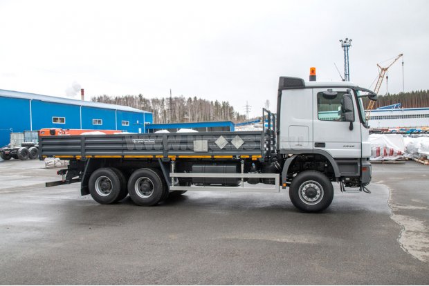 Автомобиль-контейнеровоз бортовой Mercedes-Benz 3346A