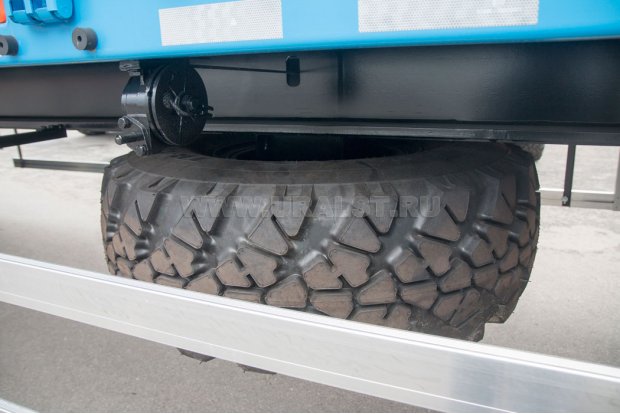 Запасное колесо. Механическая лебедка подъема и фиксации запасного колеса