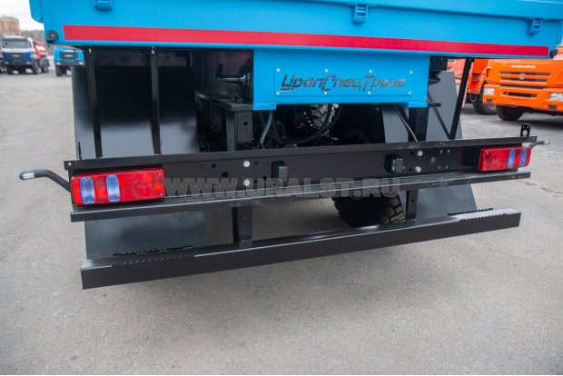 Заднее защитное устройство