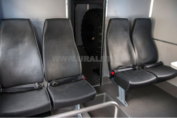 Двухместные пассажирские сиденья