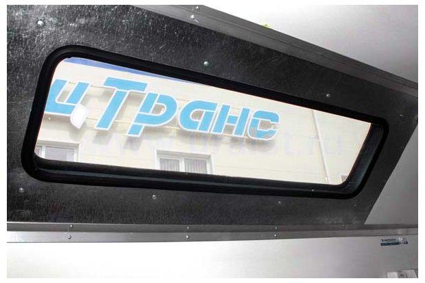 Окно на скосе фургона